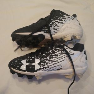 Girls Under Armour Softball Cleats EUC size 3